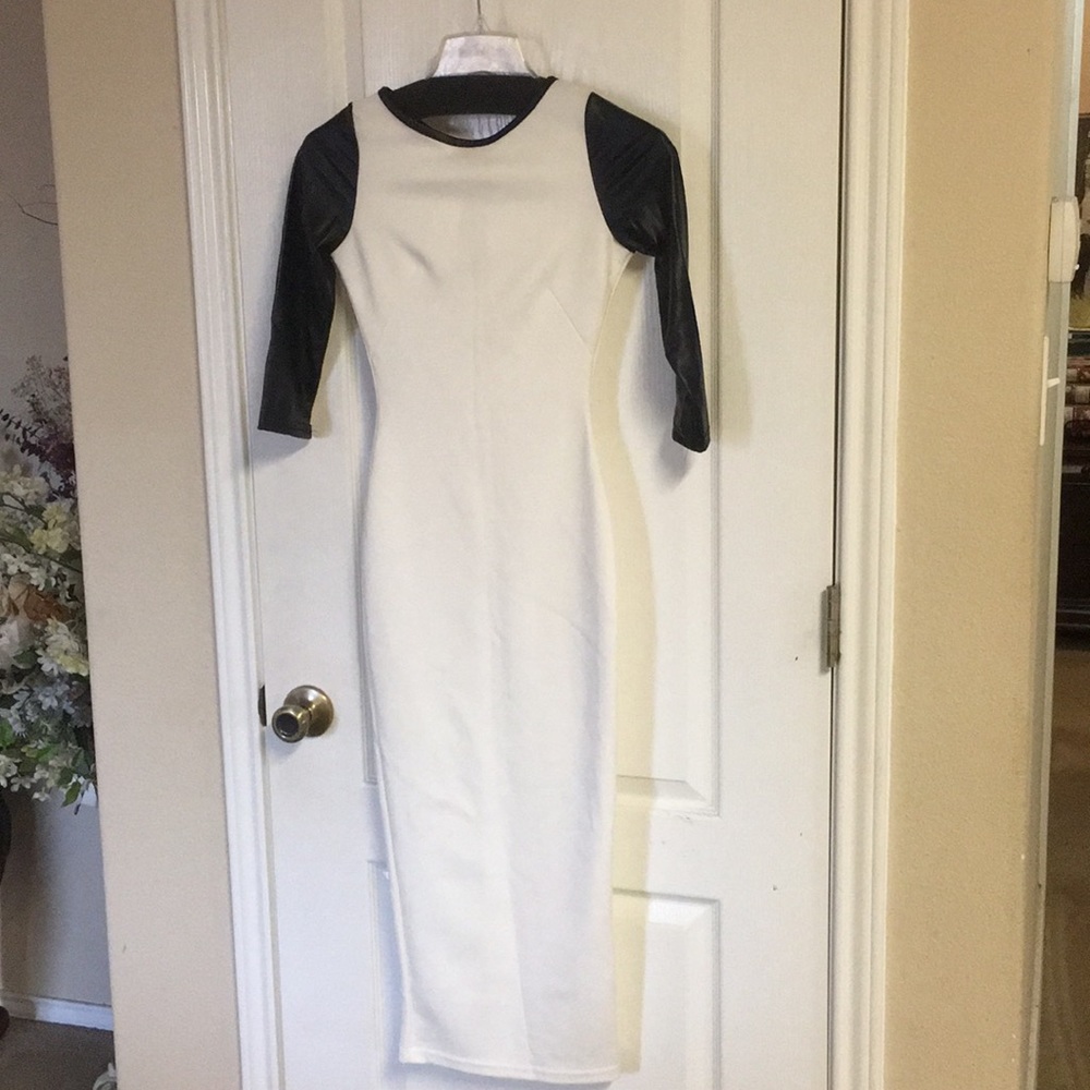 Fitted white dress with black leather-like sleeves